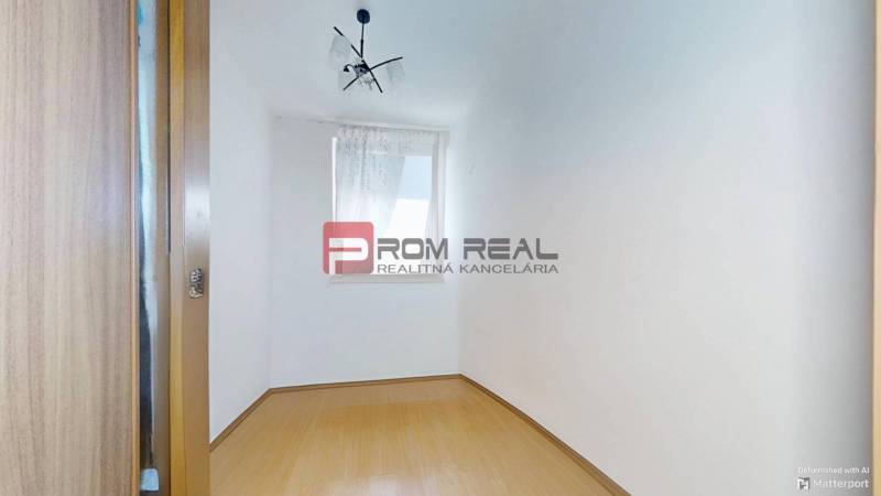 Predaj 3i, 74m2 bytu s výhľadom na Draždiak, Bratislava - Prázdna miestnosť s bielymi stenami, laminátovou podlahou a oknom v 3-izbovom byte.