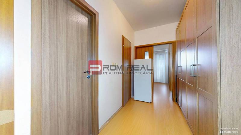 Predaj 3i, 74m2 bytu s výhľadom na Draždiak, Bratislava - Chodba v 3-izbovom byte so vstavanými skriňami a svetlým dreveným obložením.