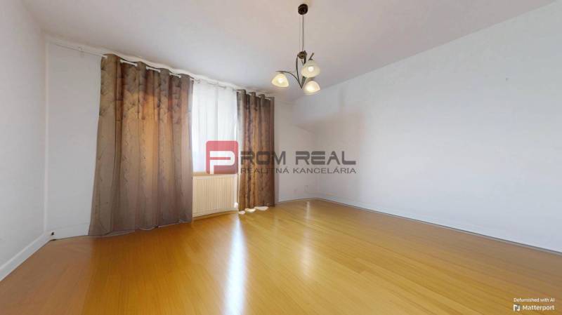 Predaj 3i, 74m2 bytu s výhľadom na Draždiak, Bratislava - Prázdna izba s drevenou podlahou a závesmi, 3-izbový byt.