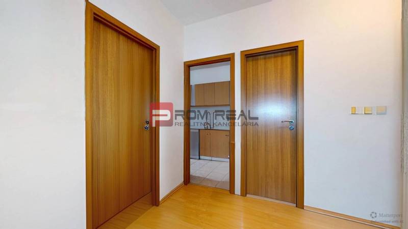Predaj 3i, 74m2 bytu s výhľadom na Draždiak, Bratislava - Chodba so svetlými dverami v 3-izbovom byte.