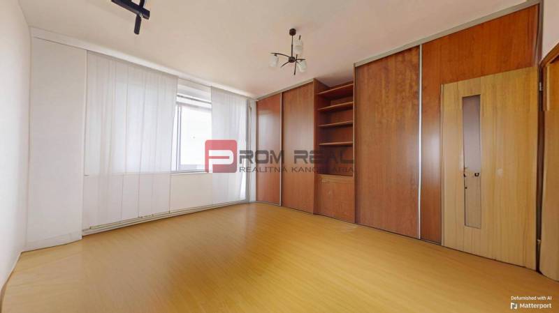 Predaj 3i, 74m2 bytu s výhľadom na Draždiak, Bratislava - Izba v 3-izbovom byte s drevenou skriňou a stropným svetlom.