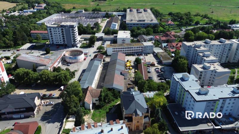 Budova vhodná na developérsky projekt | Vrbové - Pohľad na obytné a priemyselné budovy na ulici SNP vo Vrbovom.