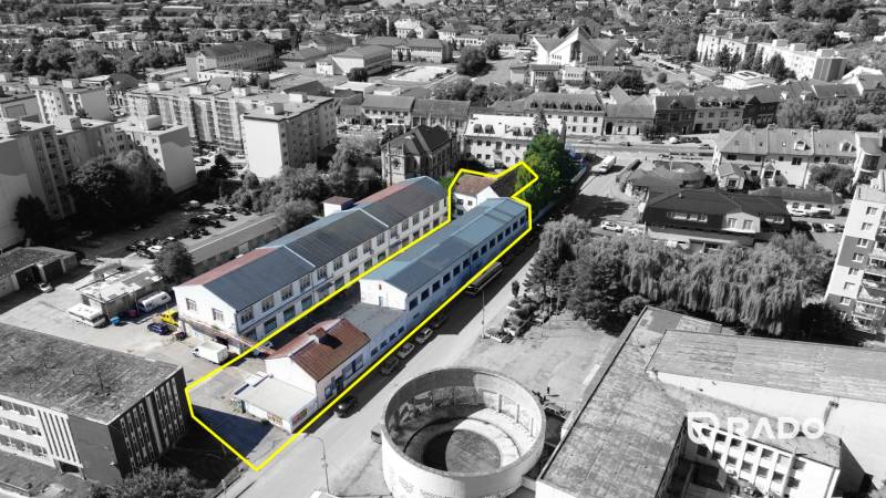 Budova vhodná na developérsky projekt | Vrbové - Letecký pohľad na priemyselnú budovu v meste Vrbové na ulici SNP.