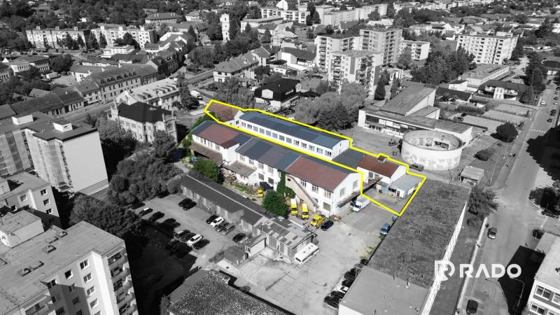 Budova vhodná na developérsky projekt | Vrbové - Letecký pohľad na budovu na ulici SNP vo Vrbovom, vyznačenú žltým obrysom.