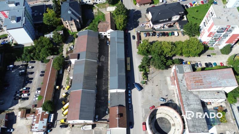 Budova vhodná na developérsky projekt | Vrbové - Letecký pohľad na Budovu na ulici SNP vo Vrbovom s priľahlými parkoviskami.