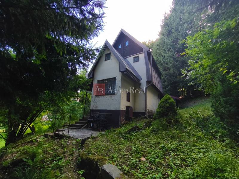 CHATA KORDÍKY - 2 poschodia, 3 izby+kuchynka, kúpelňa - 420 m2 pozemok - Chata v lese na Kordíkach, Banská Bystrica, obklopená zeleňou a stromami.