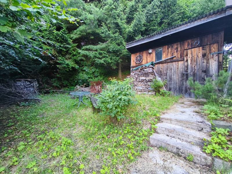 CHATA KORDÍKY - 2 poschodia, 3 izby+kuchynka, kúpelňa - 420 m2 pozemok - Drevená chata obklopená zeleňou na Kordíkoch v Banskej Bystrici.