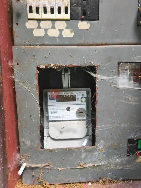 CHATA KORDÍKY - 2 poschodia, 3 izby+kuchynka, kúpelňa - 420 m2 pozemok - Starý elektrický rozvádzač s pavúčou sieťou vo vnútri chaty.