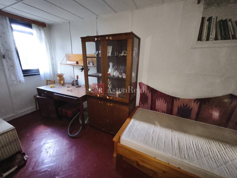 CHATA KORDÍKY - 2 poschodia, 3 izby+kuchynka, kúpelňa - 420 m2 pozemok - Izba s podlahou s dreveným dekorom, skriňou, stolom a posteľou v chate.