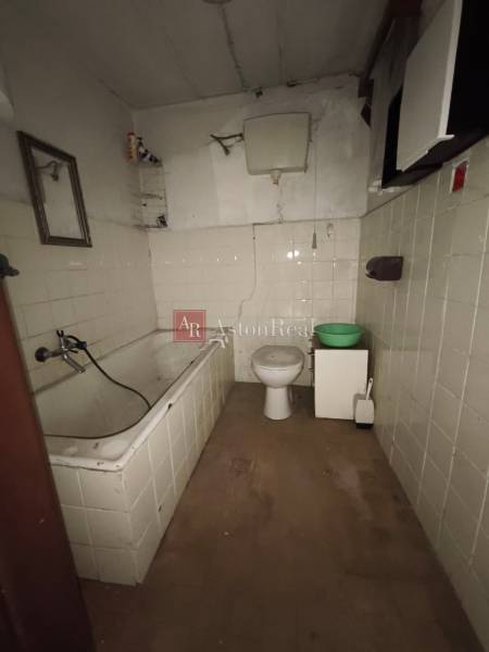 CHATA KORDÍKY - 2 poschodia, 3 izby+kuchynka, kúpelňa - 420 m2 pozemok - Kúpeľňa v chate s vaňou, toaletou a podlahou s dreveným dekorom.