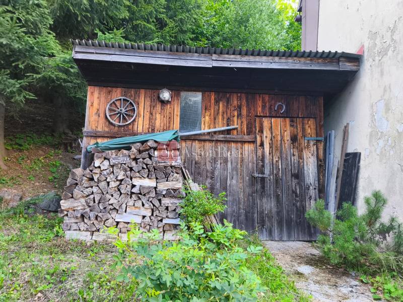CHATA KORDÍKY - 2 poschodia, 3 izby+kuchynka, kúpelňa - 420 m2 pozemok - Drevená chata v lese na Kordíkoch v Banskej Bystrici s uloženým drevom.