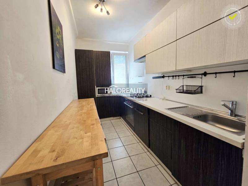 Predaj, trojizbový byt Bratislava Ružinov, Trenčianska - Kuchyňa so svetlým nábytkom a tmavou linkou v 3-izbovom byte.