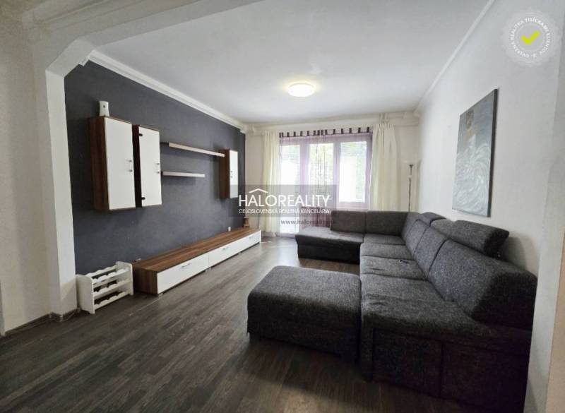 Predaj, trojizbový byt Bratislava Ružinov, Trenčianska - Obývačka 3-izbového bytu s tmavým nábytkom a pohodlnou sedačkou.