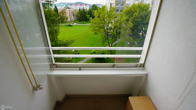 NOVINKA na PRENÁJOM - 2i byt s loggiou - Nová Dubnica - Balkón s výhľadom na zeleň a objekty v Novej Dubnici, ideálny pre 2-izbový byt.