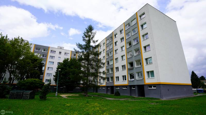 NOVINKA na PRENÁJOM - 2i byt s loggiou - Nová Dubnica - Sídlisko s bytovými domami a zeleňou v Novej Dubnici, vhodné pre 2-izbový byt.