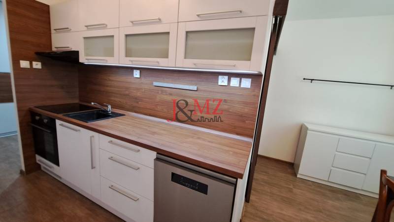 2 izbový byt 65 m2, kompletná rekonštrukcia, Tlmače-Lipník (SM-836) - Kuchyňa v 2-izbovom byte, drevené obklady a biele skrinky s umývačkou.