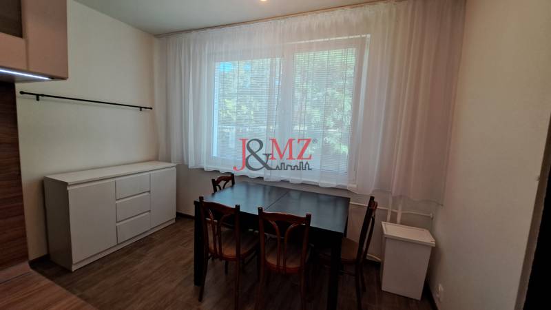 2 izbový byt 65 m2, kompletná rekonštrukcia, Tlmače-Lipník (SM-836) - Jedálenský stôl s drevenými stoličkami a komoda v 2-izbovom byte.
