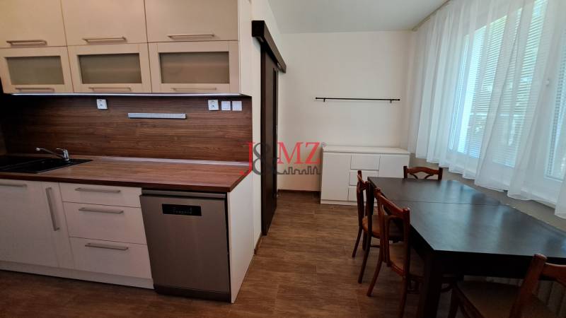 2 izbový byt 65 m2, kompletná rekonštrukcia, Tlmače-Lipník (SM-836) - Kuchyňa v 2-izbovom byte s dreveným obkladom a jedálenským stolom.