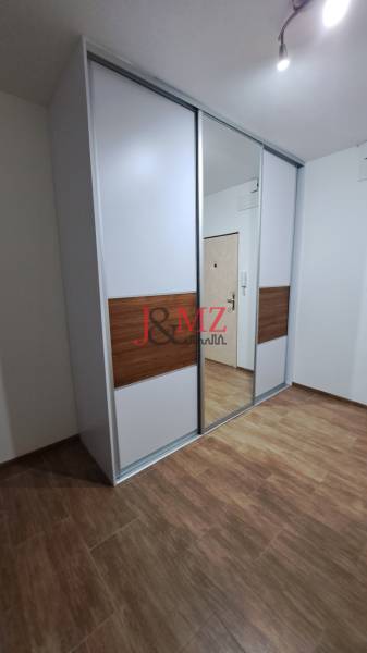 2 izbový byt 65 m2, kompletná rekonštrukcia, Tlmače-Lipník (SM-836) - Vstavaná skriňa s posuvnými dverami a zrkadlom v 2-izbovom byte.