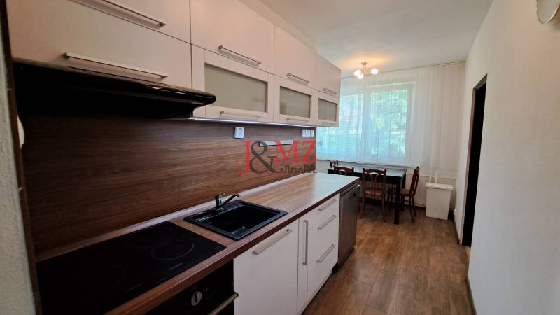 2 izbový byt 65 m2, kompletná rekonštrukcia, Tlmače-Lipník (SM-836) - Kuchynská linka s jedálenským stolom v 2-izbovom byte.