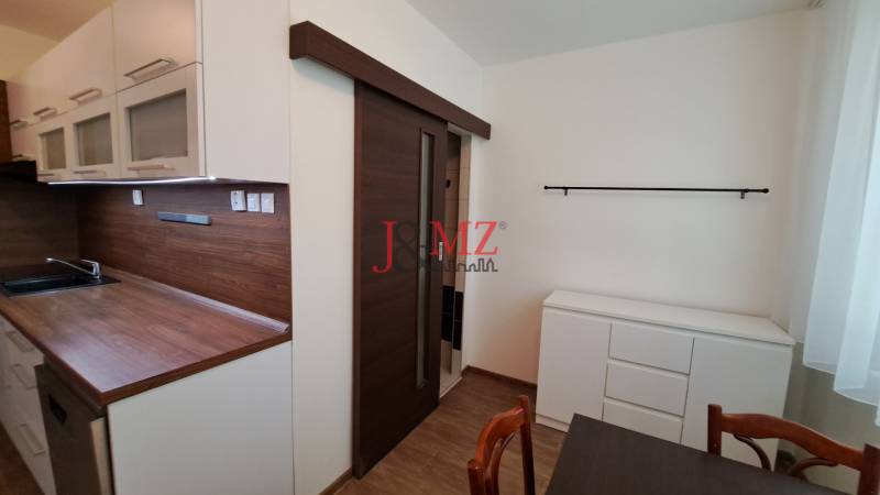 2 izbový byt 65 m2, kompletná rekonštrukcia, Tlmače-Lipník (SM-836) - Kuchyňa v 2-izbovom byte s posuvnými dverami a drevenou pracovnou doskou.