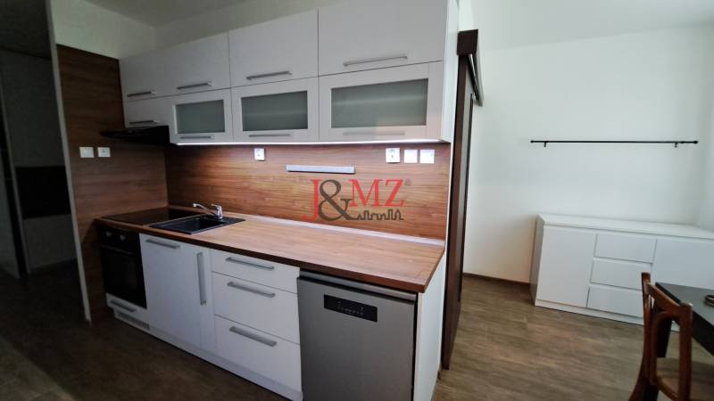 2 izbový byt 65 m2, kompletná rekonštrukcia, Tlmače-Lipník (SM-836) - Kuchyňa v 2-izbovom byte s pracovnou doskou a bielym nábytkom.