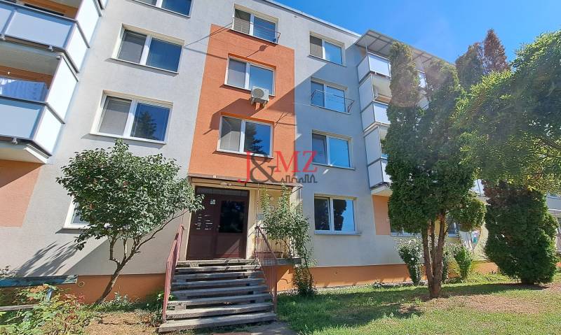 2 izbový byt 65 m2, kompletná rekonštrukcia, Tlmače-Lipník (SM-836) - Bytový dom v Tlmačoch, vhodný pre dvojizbový byt, obklopený zeleňou a stromami.