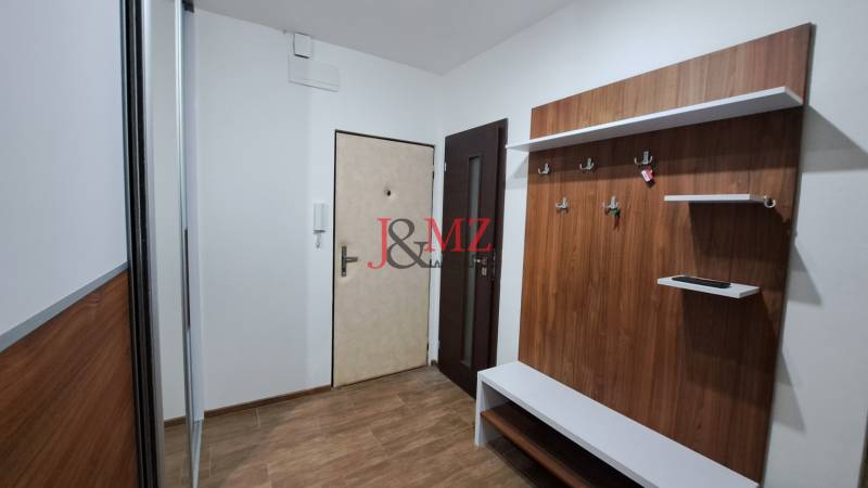2 izbový byt 65 m2, kompletná rekonštrukcia, Tlmače-Lipník (SM-836) - Vstupná hala v 2-izbovom byte s vešiakom, zrkadlom a bezpečnostnými dverami.