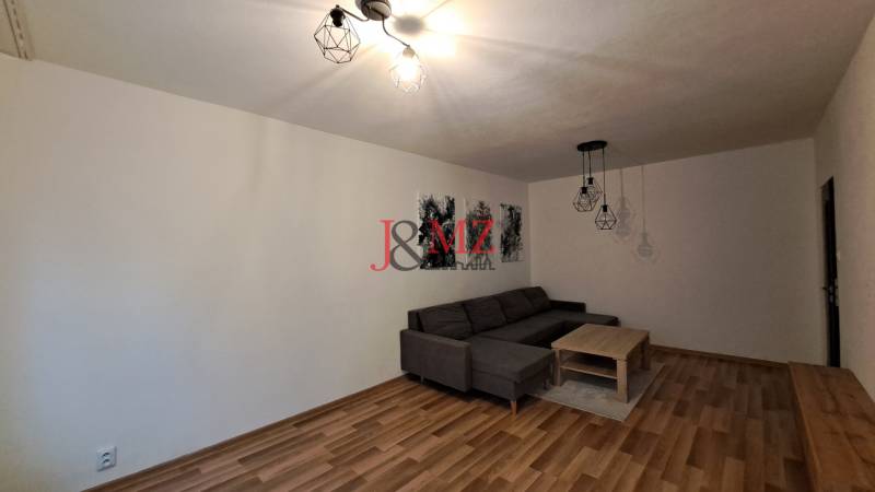 2 izbový byt 65 m2, kompletná rekonštrukcia, Tlmače-Lipník (SM-836) - Obývacia izba v 2-izbovom byte s pohovkou, konferenčným stolíkom a podlahovým osvetlením.