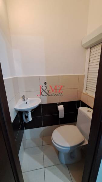 2 izbový byt 65 m2, kompletná rekonštrukcia, Tlmače-Lipník (SM-836) - Kúpeľňa v 2-izbovom byte s toaletou a umývadlom.