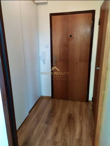 Prenájom pekný 1 izbový byt, Bratislava II. Vrakuňa, Bieloruská ulica - Vstupná hala s dverami a vstavanou šatníkovou skriňou v 1-izbovom byte.