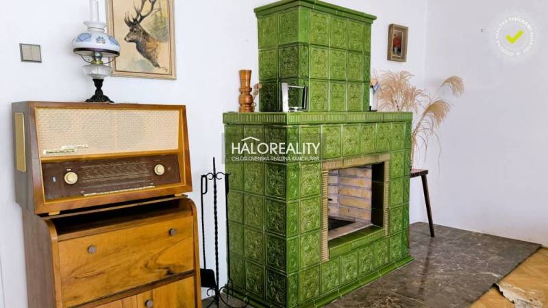 REZERVOVANÉ - Predaj, rodinný dom Plavecký Mikuláš -... - Zelená kachľová pec, vintage rádio a dekorácie v interiéri rodinného domu.
