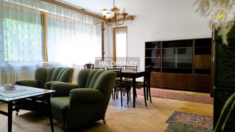 REZERVOVANÉ - Predaj, rodinný dom Plavecký Mikuláš -... - Obývačka v rodinnom dome s pohodlným sedením, jedálenským stolom a drevenou skriňou.
