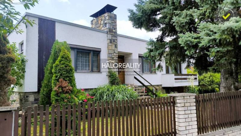 REZERVOVANÉ - Predaj, rodinný dom Plavecký Mikuláš -... - Rodinný dom v Plaveckom Mikuláši, obklopený stromami a predzáhradkou, s kamenným komínom.