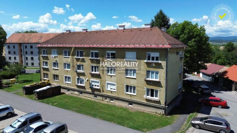 Predaj, dvojizbový byt Poltár, Slobody - EXKLUZÍVNE ... - Předsieň 2-izbového bytu s dekoratívnymi stenami a vešiakovou stenou.