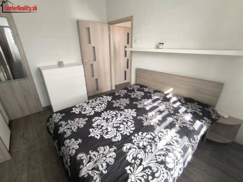 ‼️2 IZBOVÝ BYT NA PRENÁJOM, PARTIZÁNSKE -CENTRUM (KOMPLET ZARIADENÝ)‼️ - Spálňa s posteľou, komodou a zrkadlom v 2-izbovom byte.