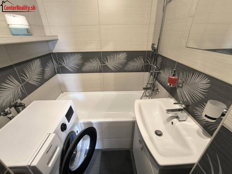 ‼️2 IZBOVÝ BYT NA PRENÁJOM, PARTIZÁNSKE -CENTRUM (KOMPLET ZARIADENÝ)‼️ - Kúpeľňa v 2-izbovom byte s práčkou, vaňou, umývadlom a dekoratívnym obkladom.