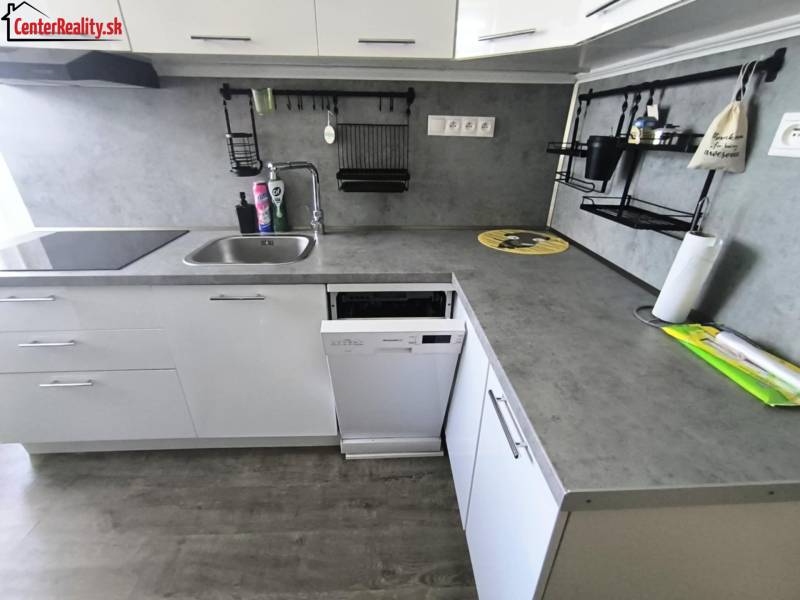 ‼️2 IZBOVÝ BYT NA PRENÁJOM, PARTIZÁNSKE -CENTRUM (KOMPLET ZARIADENÝ)‼️ - Kuchynská linka s bielymi skrinkami a sivou pracovnou doskou v 2-izbovom byte.
