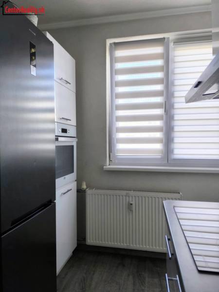 ‼️2 IZBOVÝ BYT NA PRENÁJOM, PARTIZÁNSKE -CENTRUM (KOMPLET ZARIADENÝ)‼️ - Kuchyňa v 2-izbovom byte s chladničkou, rúrou a radiátorom, ideálne pre praktické bývanie.