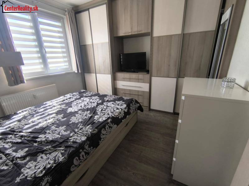 ‼️2 IZBOVÝ BYT NA PRENÁJOM, PARTIZÁNSKE -CENTRUM (KOMPLET ZARIADENÝ)‼️ - Spálňa v 2-izbovom byte so vstavanou skriňou, posteľou a komodou.