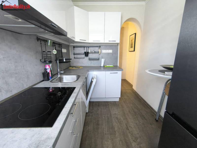 ‼️2 IZBOVÝ BYT NA PRENÁJOM, PARTIZÁNSKE -CENTRUM (KOMPLET ZARIADENÝ)‼️ - Kuchyňa v 2-izbovom byte s modernými spotrebičmi a funkčným usporiadaním.