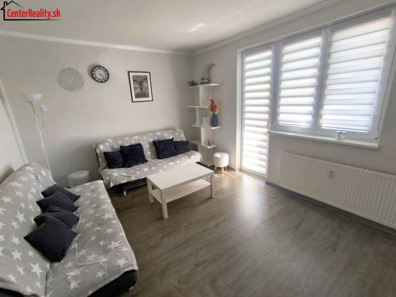 ‼️2 IZBOVÝ BYT NA PRENÁJOM, PARTIZÁNSKE -CENTRUM (KOMPLET ZARIADENÝ)‼️ - Obývacia izba so sedacou súpravou a dekoračnými prvkami v 2-izbovom byte.