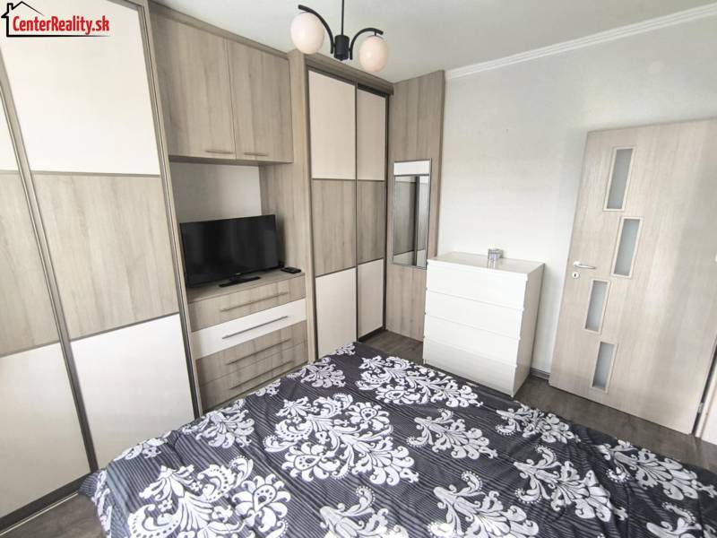 ‼️2 IZBOVÝ BYT NA PRENÁJOM, PARTIZÁNSKE -CENTRUM (KOMPLET ZARIADENÝ)‼️ - Spálňa v 2-izbovom byte s posteľou, skrinkou, televízorom a vstavanou skriňou.