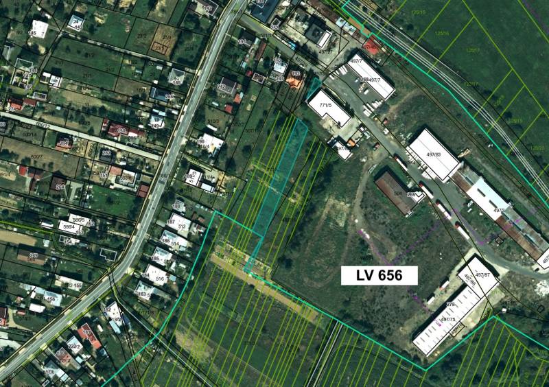 Topoľovka – 371 m2 INVESTIČNÁ ORNÁ PÔDA a LES - Letecká mapa poľnohospodárskych a lesných pozemkov v Topoľovke so zakreslenými parcielami a budovami.