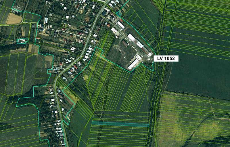 Topoľovka – 371 m2 INVESTIČNÁ ORNÁ PÔDA a LES - Letecký pohľad na poľnohospodárske a lesné pozemky v okolí Topoľovky.