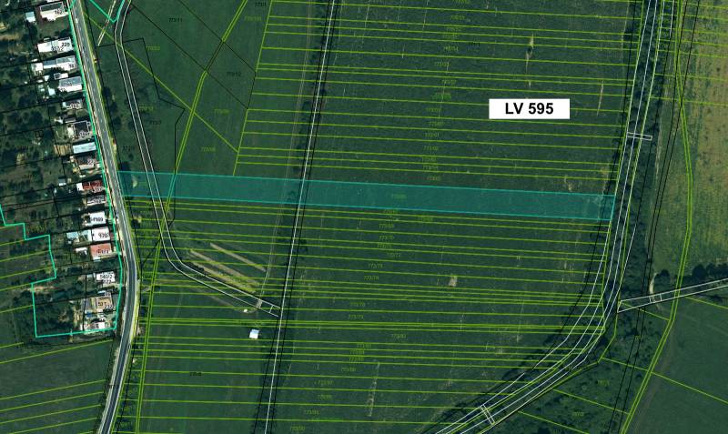Topoľovka – 371 m2 INVESTIČNÁ ORNÁ PÔDA a LES - Letecký pohľad na poľnohospodárske a lesné pozemky v Topoľovke s parcelnými číslami.