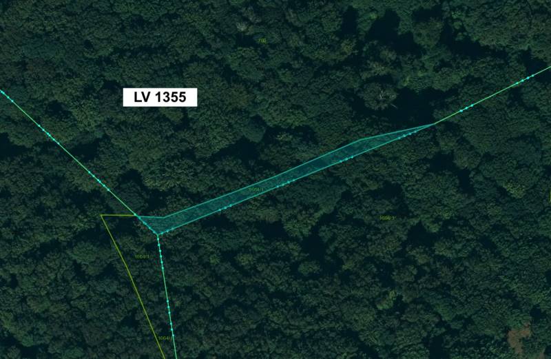 Topoľovka – 371 m2 INVESTIČNÁ ORNÁ PÔDA a LES - Letecký pohľad na Poľnohospodárske a lesné pozemky v Topoľovke, zdôrazňujúci parcelnú hranicu.