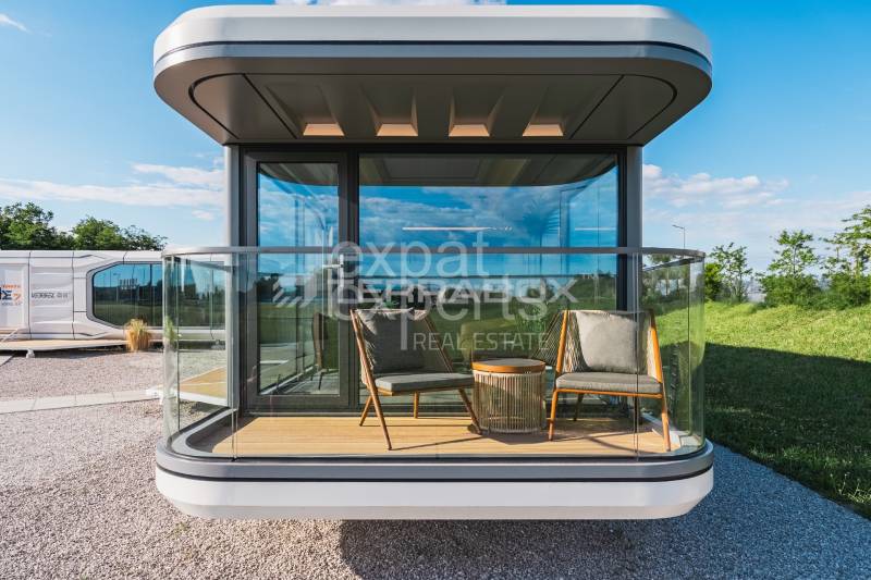 Mobilný dom VESSEL E7 s balkónom, 38 m2 - Exteriér Zvláštnych nehnuteľností v Bratislave - ul. Zuzany Chalupovej, SHOWROOM SLNEČNICE.