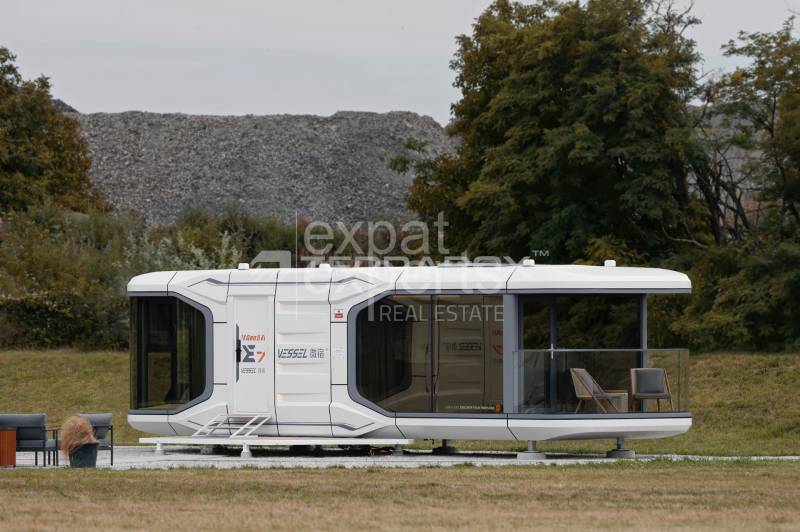 Mobilný dom VESSEL E7 s balkónom, 38 m2 - Zvláštne nehnuteľnosti v Bratislave na ulici Zuzany Chalupovej, SHOWROOM SLNEČNICE, s futuristickým dizajnom.