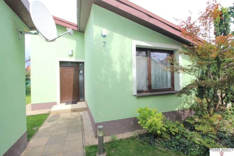 2-izb.Rodinný domček v Ružinove (ul.Nové Záhrady) s terasou a garážou - Vstupná časť do rodinného domu na ulici Nové Záhrady VII, Bratislava - Ružinov.
